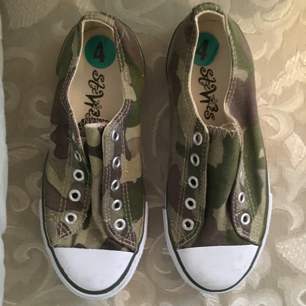 Stevies - Kids Sneakers - Camoflauge - Size 4 - New But Tag Missing  -Never Worn